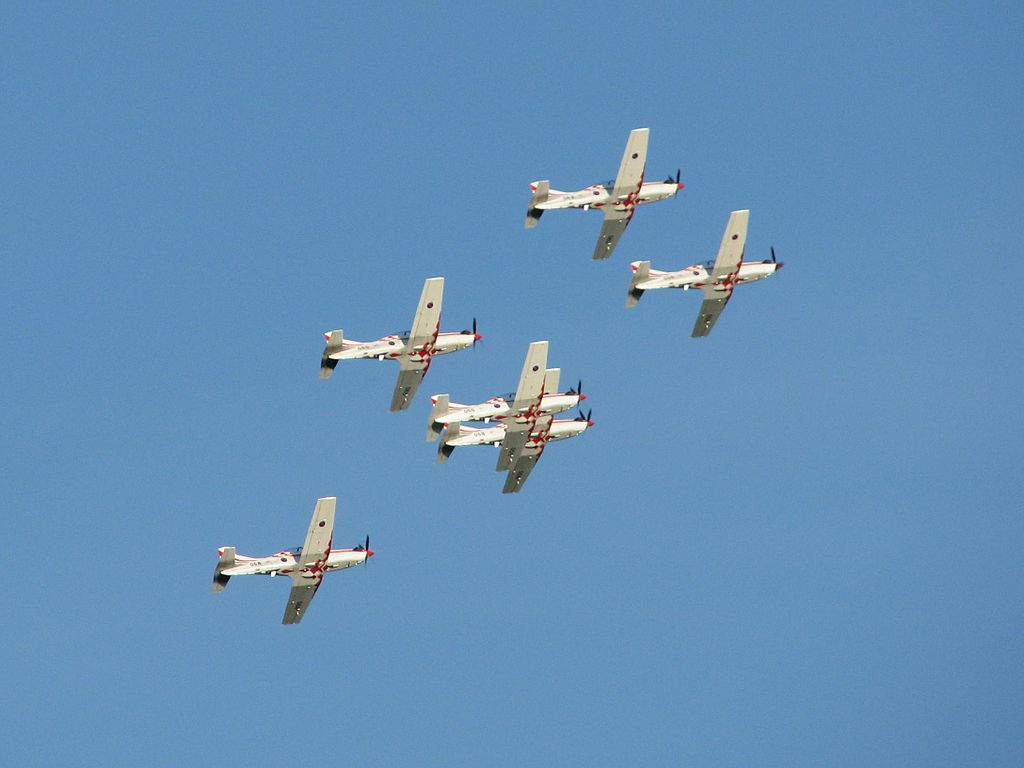 1024px-Krila Oluje Karlovac 2009 8